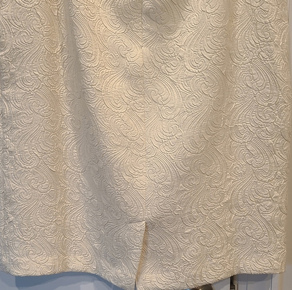 Polyester embossed print creme skirt - Picture 4 of 4